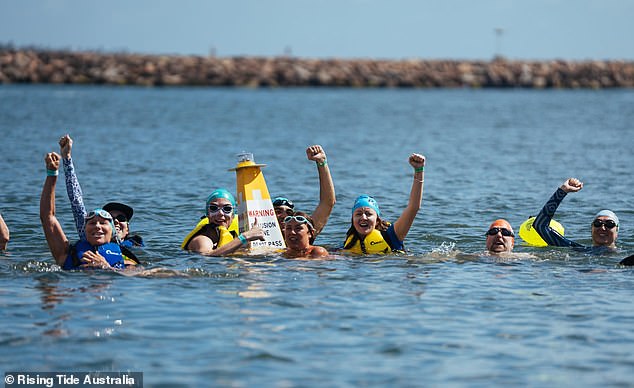 Activistas contra el cambio climático se jactan de un truco “peligroso” para cerrar el puerto carbonífero más grande del mundo: la policía arresta a más de 140 manifestantes, incluidos niños