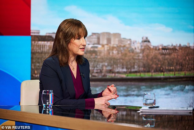 ‘No es real’: Rachel Reeves obligada a ver imágenes de su promesa de ‘no volver por más’ después de la última bomba fiscal