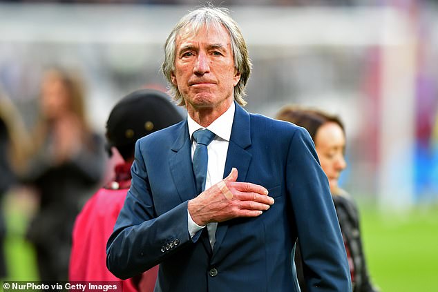 La leyenda del West Ham, Billy Bonds, muere a la edad de 79 años mientras el club rinde homenaje a su ex jugador y entrenador.