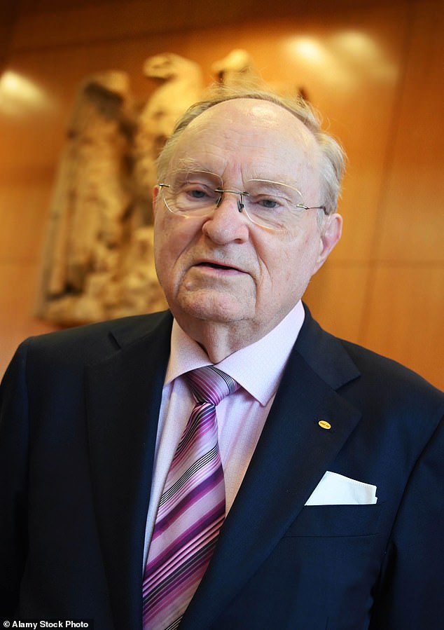 El fundador de Dignitas, de 92 años, acaba con su vida en su propia clínica de muerte asistida días antes de su cumpleaños.