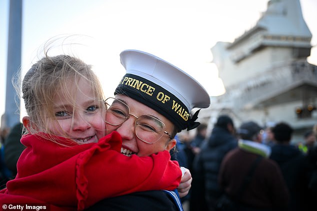 Las familias se reúnen a tiempo para Navidad cuando el buque insignia de la Royal Navy, el HMS Prince of Wales, y sus barcos de apoyo regresan a casa.