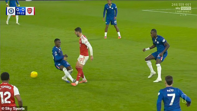 La estrella del Chelsea, Moisés Caicedo, es expulsado por un desafío imprudente al jugador del Arsenal, Mikel Merino, en un intenso derbi londinense.