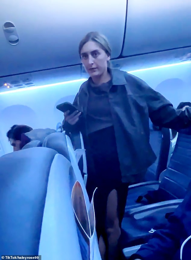 Un pasajero desquiciado de United Airlines grita repetidamente malas palabras altamente ofensivas después de que “el avión permaneció en la pista durante una hora”
