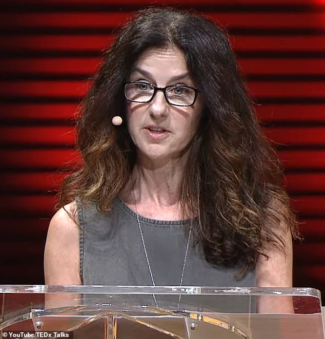 La autora de best sellers, de 63 años, dice que se separó de su marido para tener más “libertad”… pero adivinen quién sigue manejando sus facturas.