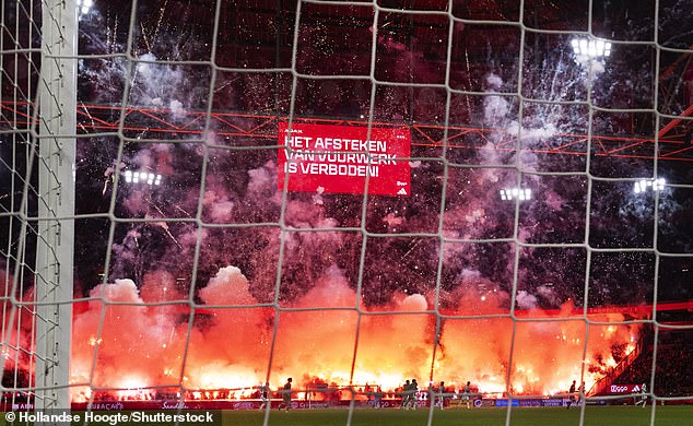 Matanza en Ámsterdam después de que el partido del Ajax fuera interrumpido tras una ENORME explosión de fuegos artificiales… y el club ataca a los aficionados