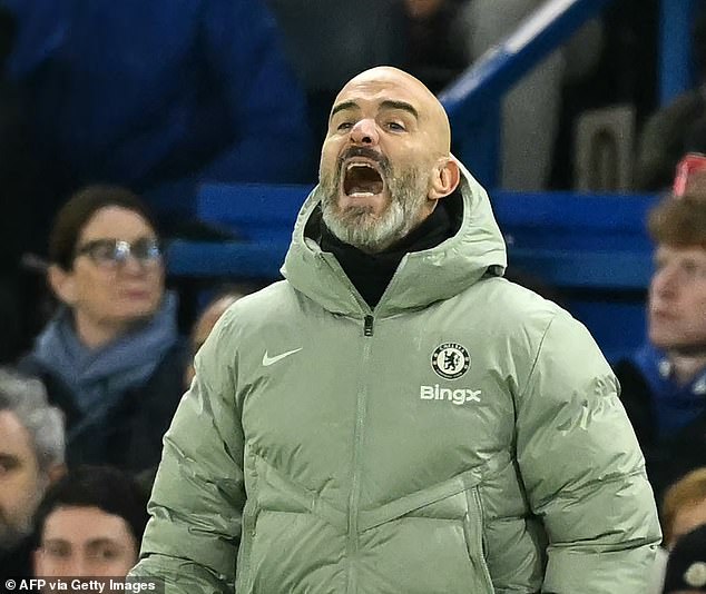 El técnico del Chelsea, Enzo Maresca, está furioso por el arbitraje inconsistente y destaca el desafío de Rodrigo Bentancur a Reece James como un ejemplo de doble rasero en la Premier League.