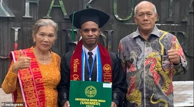 Niño dejado morir por una tribu caníbal alcanza un gran hito después de ser ‘rescatado’ por la televisión australiana