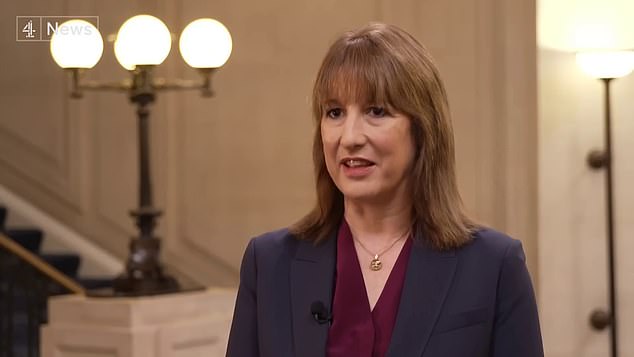 Nigel Farage dice que Rachel Reeves debería enfrentar una investigación sórdida sobre mentiras presupuestarias: el organismo de control de la ética insta al primer ministro a actuar como si se hubiera visto arrastrado al escándalo