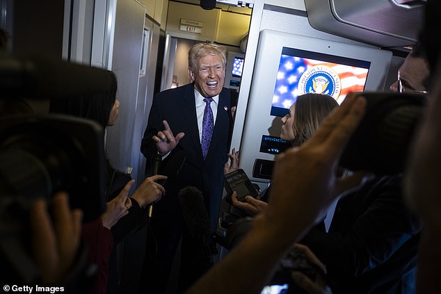 Trump da un ultimátum a Maduro para que huya inmediatamente de Venezuela: 11 buques de guerra estadounidenses y 15.000 soldados atacan el Caribe