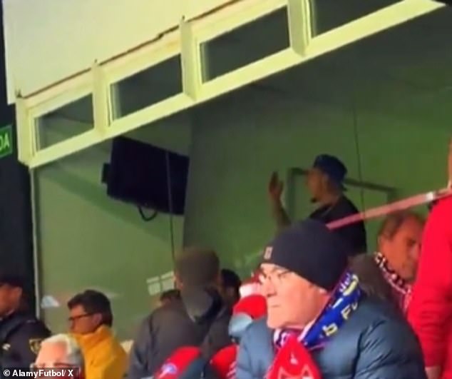 Antony, que perdió £86 millones ante el Man United, se burla de los aficionados rivales mientras observa desde las gradas cómo se suspende el derbi de Sevilla debido a los disturbios de los aficionados.