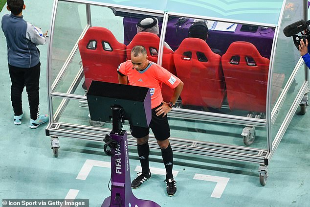 Los jefes de fútbol están considerando un cambio drástico en el VAR para la Copa del Mundo después de que el furioso jefe del Nottingham Forest, Sean Dyche, pidiera una reforma de los poderes.