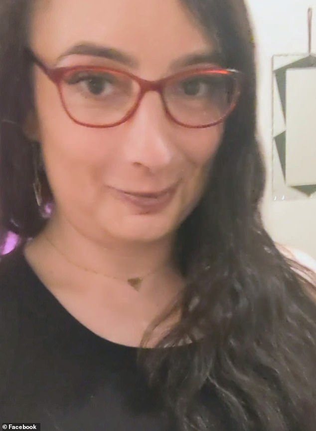 Mujer transgénero graba en secreto a los cirujanos que realizan una cirugía de extirpación de tumores y queda impactada por lo que escucha