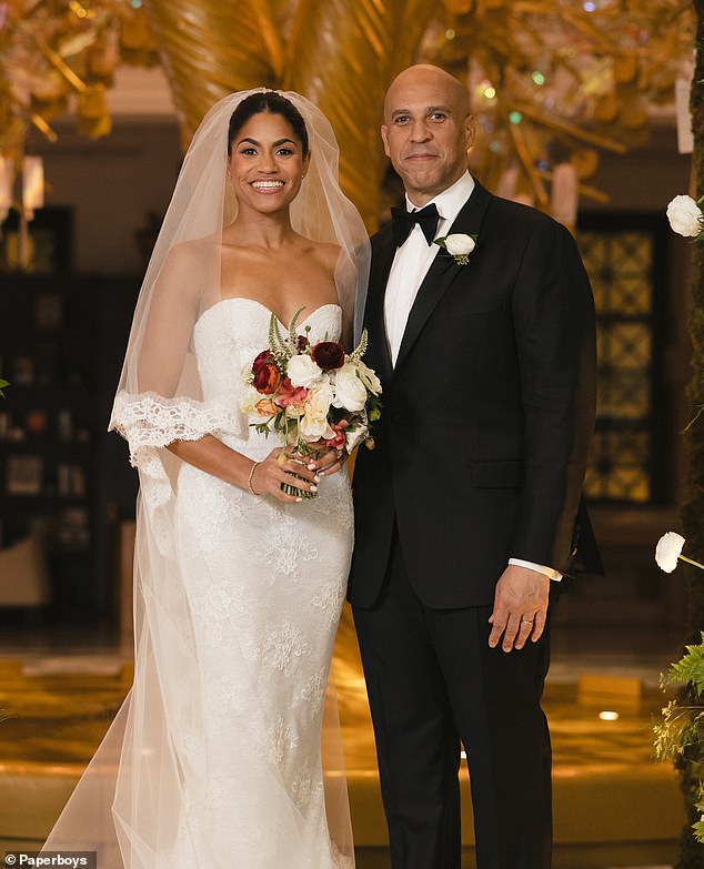 Legislador deshonrado sugiere que el senador demócrata Cory Booker es secretamente gay después de casarse por sorpresa con una mujer mucho más joven