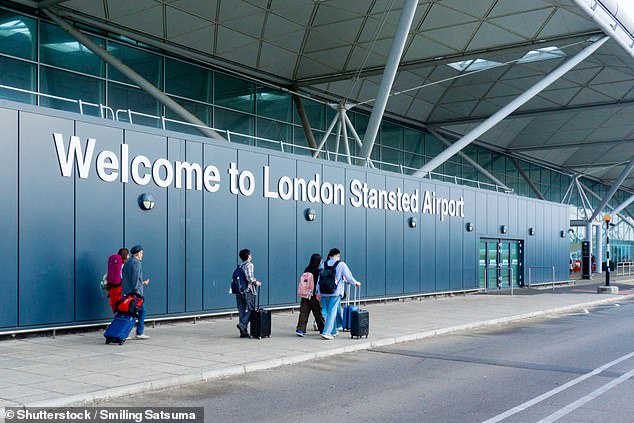 Exfutbolista de Inglaterra y de la Premier League ‘arrestado en el aeropuerto bajo sospecha de intento de violación’