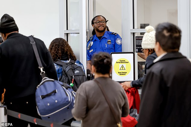 Furia cuando la TSA anuncia un nuevo cargo para viajeros sin identificación adecuada