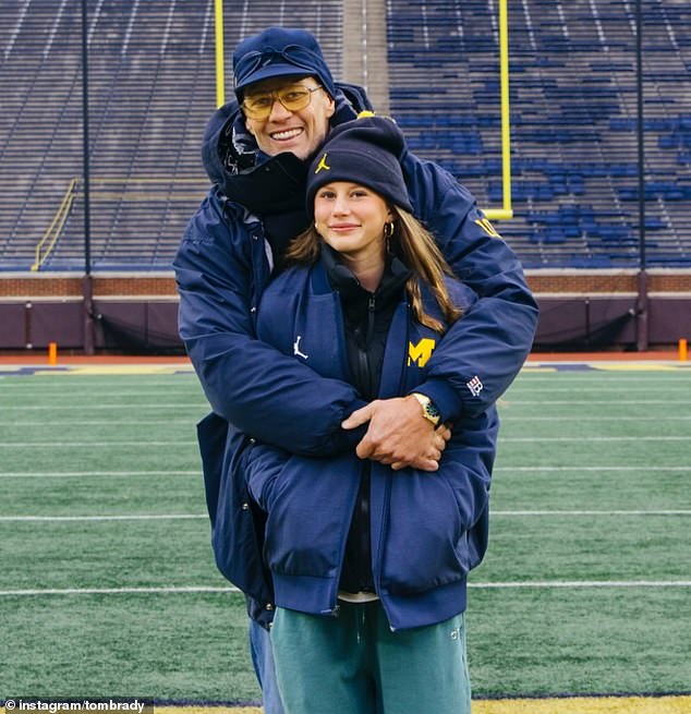 El orgulloso padre Tom Brady posa con su hija Gisele Bundchen mientras recoge a los niños para el Día de Acción de Gracias en Michigan, dos años después de su separación.