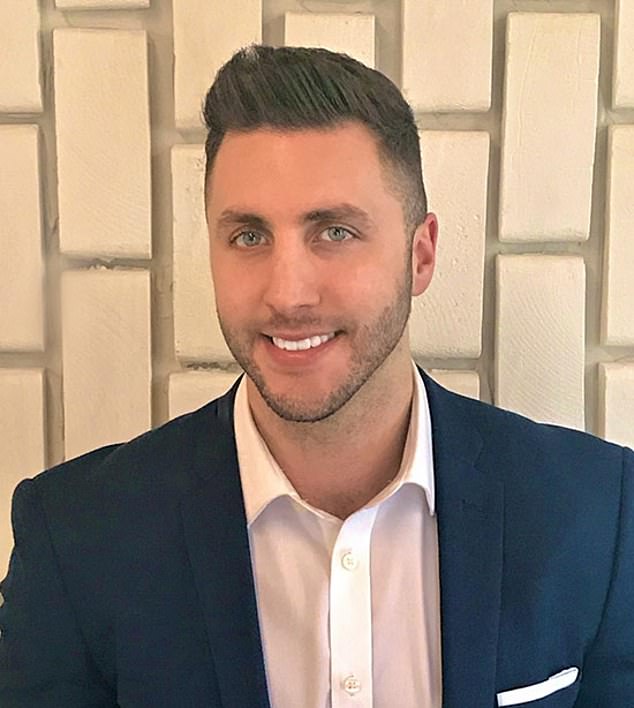 El brutal y risueño asesino que mató a puñaladas a un querido joven médico en su propia casa se quedó sin aliento en la corte