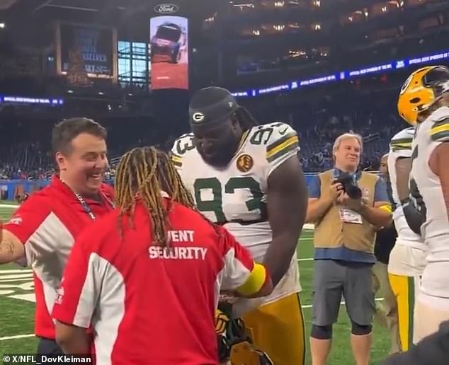 El novato de los Packers se gana a los fanáticos al compartir pavo con los guardias de seguridad después de la victoria del Día de Acción de Gracias en Detroit