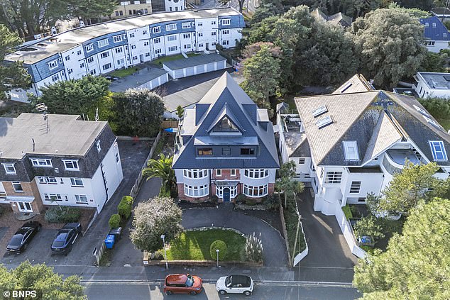 Los bancos de arena luchan por los balcones y temen que la nueva terraza de los vecinos eclipse a los personajes de vacaciones que toman el sol.