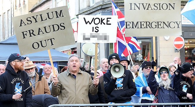 Los temores por la seguridad de las familias del ejército británico han aumentado a medida que 300 inmigrantes ilegales se van a vivir en un cuartel vecino.