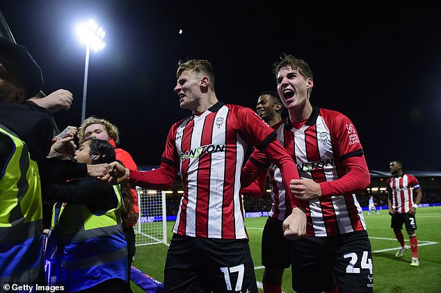 Este Boxing Day fue una triste mancha en la historia de la máxima categoría inglesa gracias a la Premier League y Sky, pero mi día en el condado de Stockport me recordó todo lo hermoso de esta preciada tradición, escribe OLIVER HOLT.