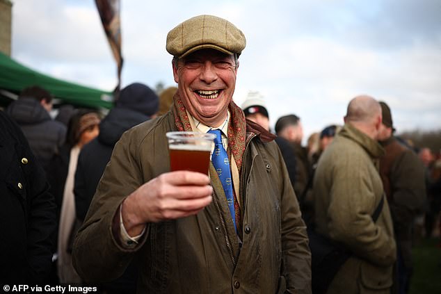 Farage ha prometido “contraatacar el atroz ataque a nuestras libertades”, uniéndose a sus partidarios en la indignación contra los planes de Keir Starmer de detener la caza de senderos.