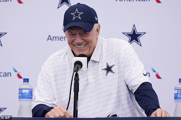 El propietario de los Cowboys, Jerry Jones, difunde la alegría navideña disfrazándose de Papá Noel y entregando regalos antes de una victoria navideña.