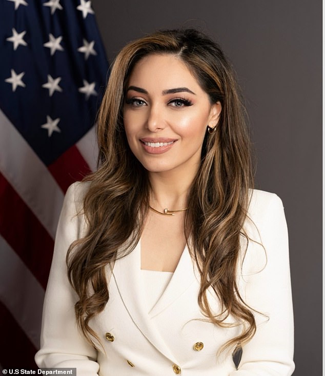 Trump contrata a un abogado y dueño de un salón de belleza a tiempo parcial para monitorear qué extranjeros pueden ingresar a EE.UU.