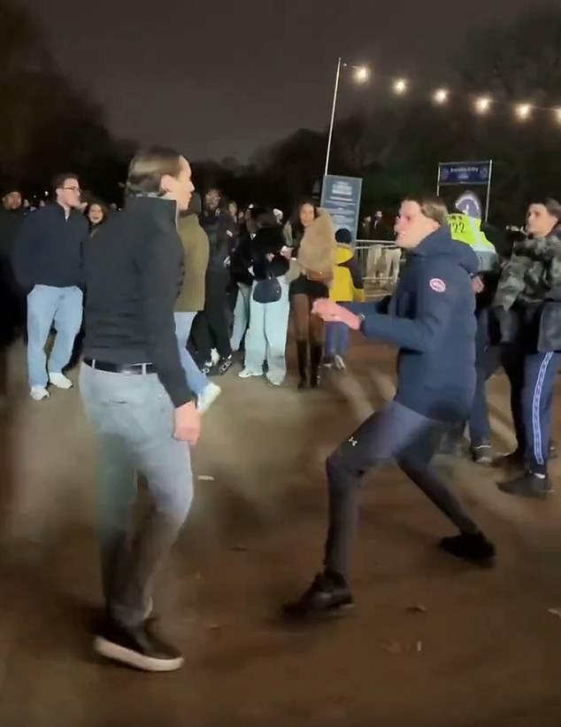 ¡Bienvenidos al País de las Maravillas Invernal! Imágenes recientes muestran golpes, juerguistas arrojados al suelo y mujeres gritando mientras la atracción navideña explota en violencia.