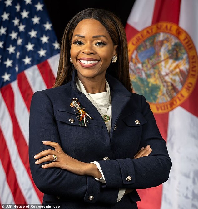 Demócrata acusado de robar 5 millones de dólares en fondos de ayuda es troleado por alterar un anillo de diamantes de 100.000 dólares en un retrato oficial