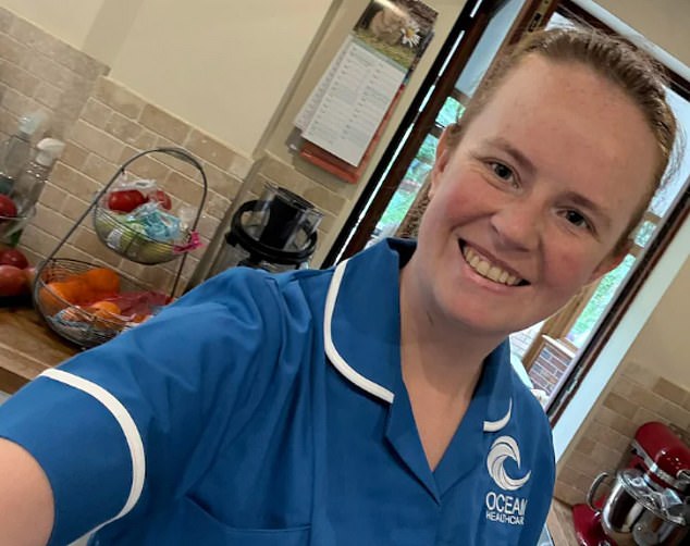 Paramédico afirma que su hermana está en el hospital para salir del trabajo, fue despedida después de que la cuenta de Facebook de su hermana mostrara que dejó adornos navideños en casa