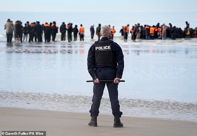 El sindicato francés dice “no” a la represión contra los inmigrantes mientras la campaña para imponer nuevas tácticas duras se estanca por los temores de seguridad policial