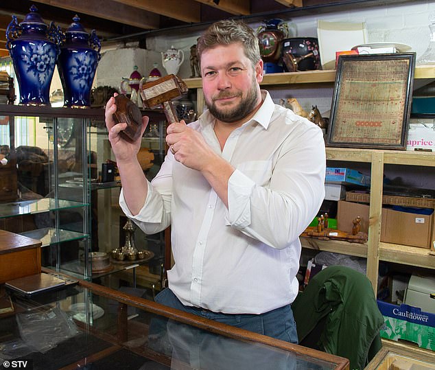 ¿Un pequeño y bonito urnero? Un experto en televisión cuenta cómo los británicos guardan pequeños tesoros, con hallazgos en armarios, desvanes y cobertizos, incluidas reliquias de funerales victorianos, consolas de juegos de los años 90… y viejos moldes de condones.