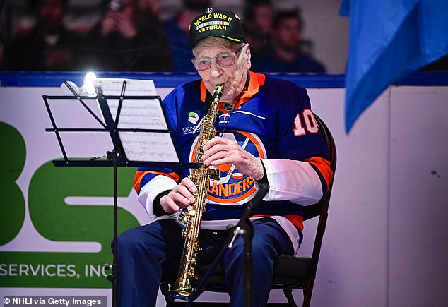 Un veterano de 104 años de la Segunda Guerra Mundial deleita a los fanáticos con el himno nacional durante el juego de la NHL Rangers vs. Islanders