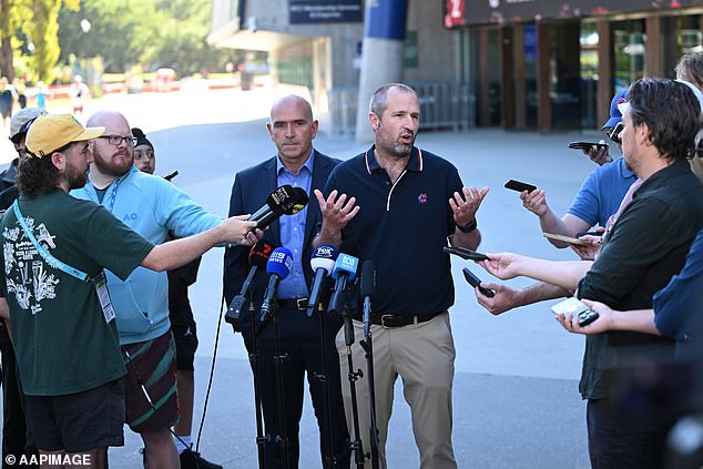 Por qué el hombre detrás de la debacle de Ashes de 10 millones de dólares de MCG NO será despedido a pesar de admitir que cometió un terrible error