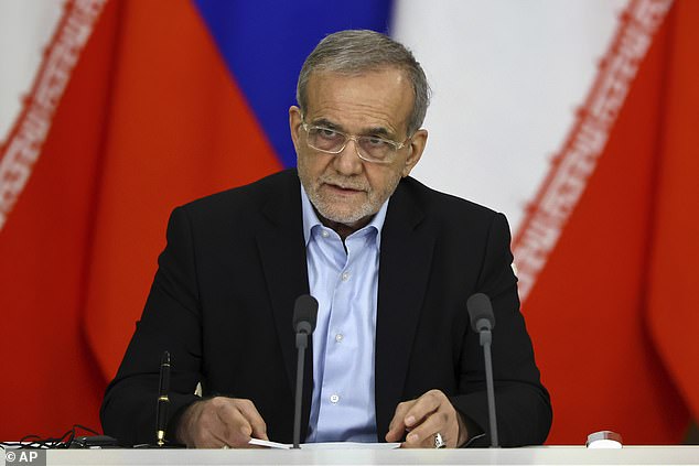 El presidente de Irán dice que el país enfrenta una “guerra a gran escala” con Estados Unidos, Israel y Europa a medida que aumentan las tensiones nucleares