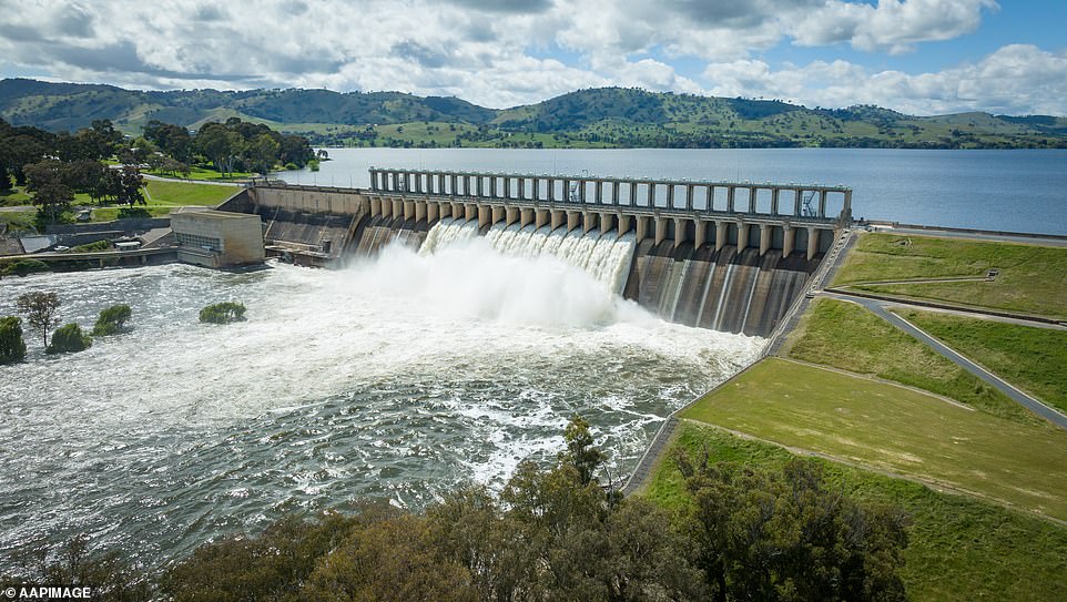 Un final trágico y horrible para unas vacaciones en busca de un nadador desaparecido en la presa Hume en Table Top después de que dos niños fueran encontrados solos en un bote.