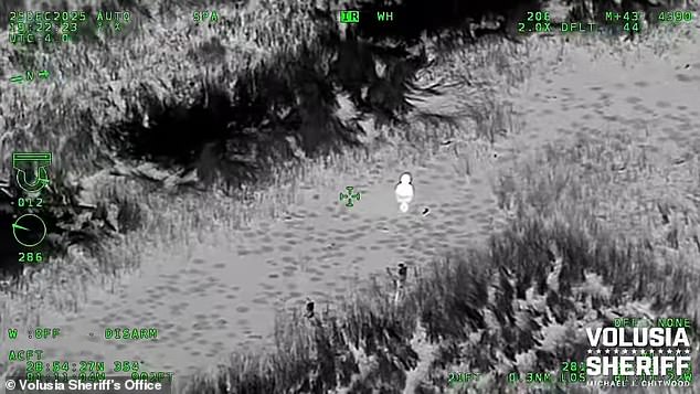 El increíble momento en que un oficial saca a un niño de seis años desaparecido de un estanque helado antes de reunirlo con su padre