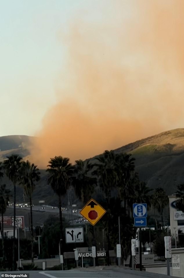 Enorme gasoducto estalló en California, lo que obligó a miles de personas a evacuar mientras la carretera se cerró durante un fin de semana de mucho tráfico