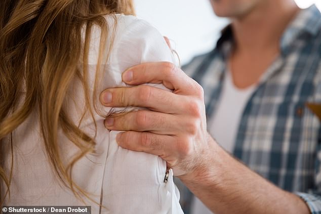 Un marido que acusó a su ex esposa de agresión después de leer los correos electrónicos de su aplicación de citas a sus hijos obtuvo una victoria histórica en los tribunales.