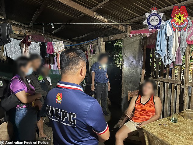 Más de una docena de australianos han sido acusados de una sórdida red de abuso infantil después de que la policía rescatara a casi 100 niños acusados de estar retenidos por depredadores en Filipinas.