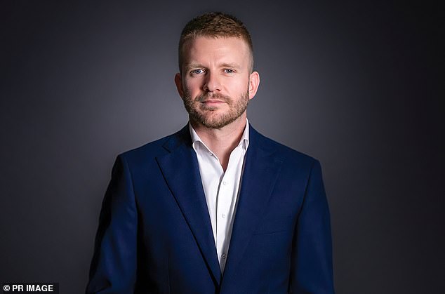 Una figura destacada del Partido Laborista lucha por su vida en el hospital después de yacer en la calle frente a un pub concurrido.