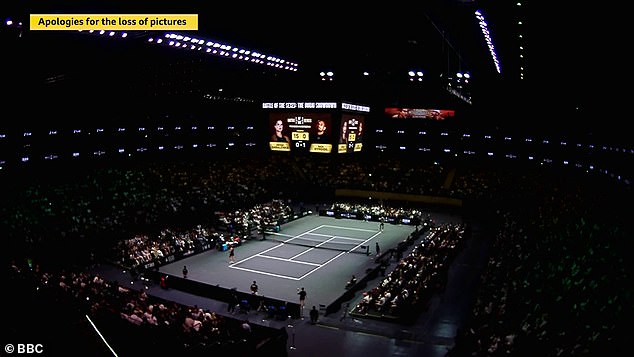 Nick Kyrgios gana el combate de la Batalla de los Sexos contra Aryna Sabalenko mientras la BBC se disculpa por problemas técnicos y los fanáticos se quejan de las nuevas reglas extrañas durante el controvertido evento.