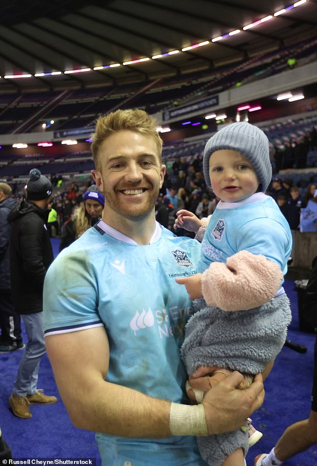 El capitán de Glasgow, Kyle Steyn, está encantado de celebrar su aparición número 100 con los Warriors con el éxito en la Copa 1872… y de tener a padre e hija allí para compartir su alegría.
