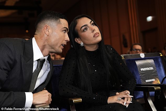 Cristiano Ronaldo anuncia su regreso a Europa en una nueva actualización sobre su futuro, delineando su ambición de marcar 1.000 goles en su carrera.