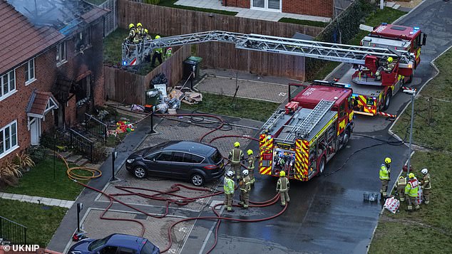 Se produjo un incendio en la casa y un niño murió, mientras otro está recibiendo tratamiento en el hospital.