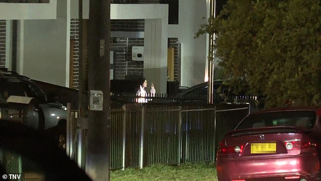 La policía fuertemente armada irrumpe en una casa en el oeste de Sydney, bloquea la ‘Calle ISIS’ y persigue a los invasores a punta de pistola.