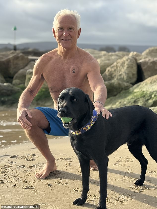 Cómo el mejor amigo de un hombre salva la vida de su empleador después de que un jubilado se desplomara en la playa