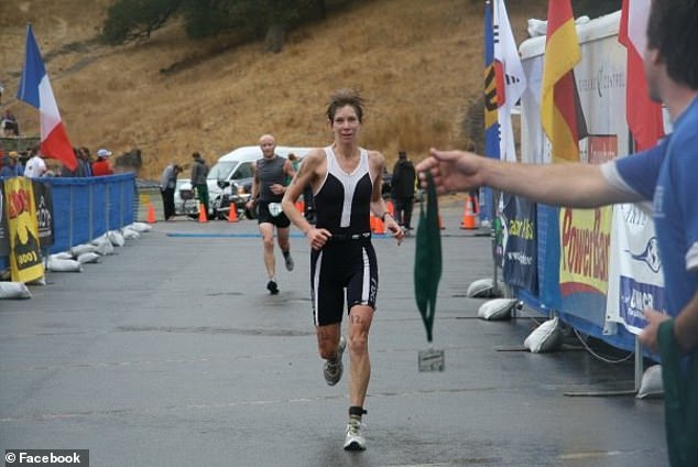 Detalles horribles de cómo se encontró el cuerpo de un amante de los tiburones después de que uno de los cazadores furtivos lo matara mientras nadaba en la costa de California.