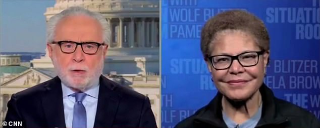 La alcaldesa de Los Ángeles, Karen Bass, tacha de “racista” por decir que es “doloroso” ver tantos solicitantes latinos en CBP